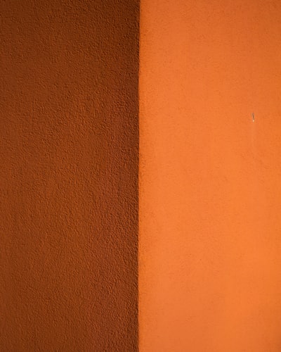 橙棕色木桌子旁墙漆
